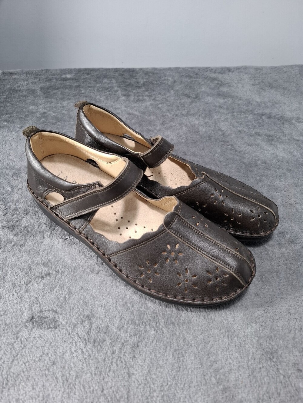 La Plume Women’s Leather Brown Mary Jane Flats Floral Cutouts Sz 41  10.5 /  11